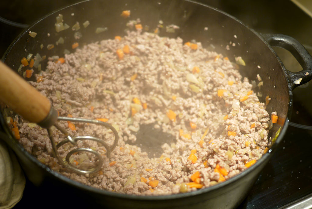 When the liquid is gone, then keep browning the meat. This is the most important step for a good bolognese. The taste comes from the browning. The browner the meat, the better the bolognese.